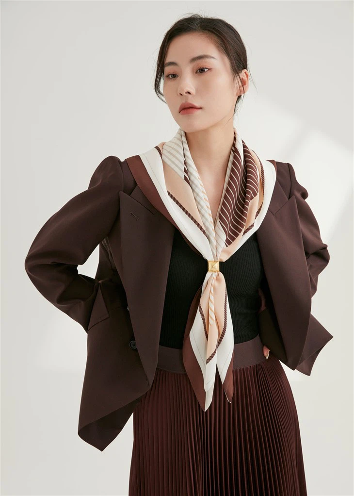 साटन स्क्वायर स्कार्फ